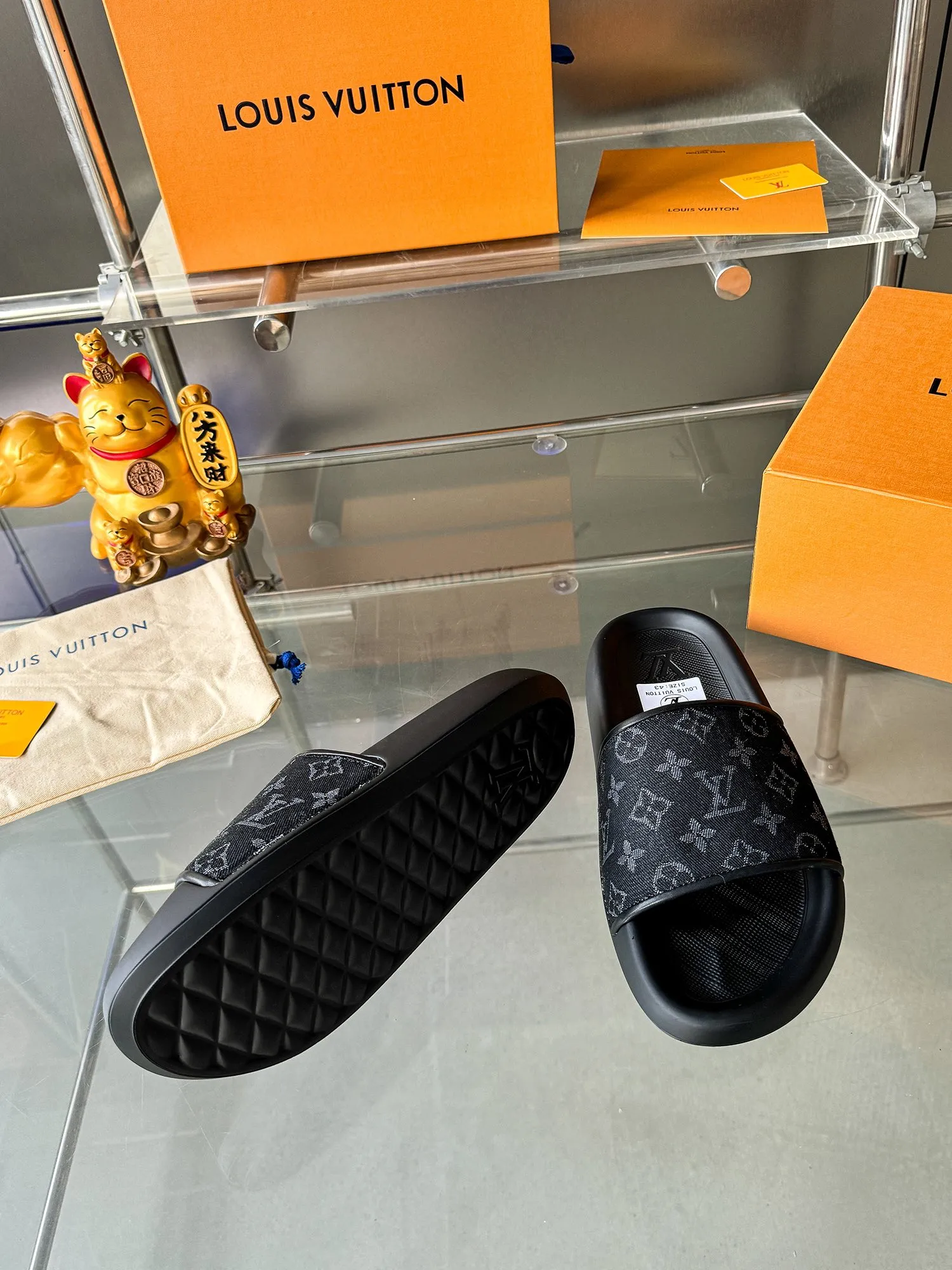 [L Home] P: 300💰 ▪️Shoe size: Women's 35-40 Men's 38-46▪️Packaging: Counter top quality~original packaging Louis Vuitton lv couple's monogram embossed slippers This season, Waterfront sandals return with a new look, and the upper buckle is embossed with Louis Vuitton's iconic Monogram pattern. Made of waterproof rubber with a comfortable and resilient insole. The lightweight, flexible outsole is embossed with the Louis Vuitton logo. Exquisitely packaged at the delivery counter 🛍📦 ▪️Fabric: Original molded rubber foam ▪️Sole: Original molded rubber foam outsole ▪️Sole thickness: 3CM.